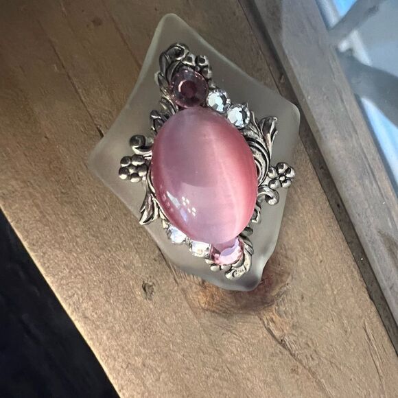 Vintage acrylic lucite pink mood glow stone/rhinestone filigree  brooch pin. - Picture 1 of 7